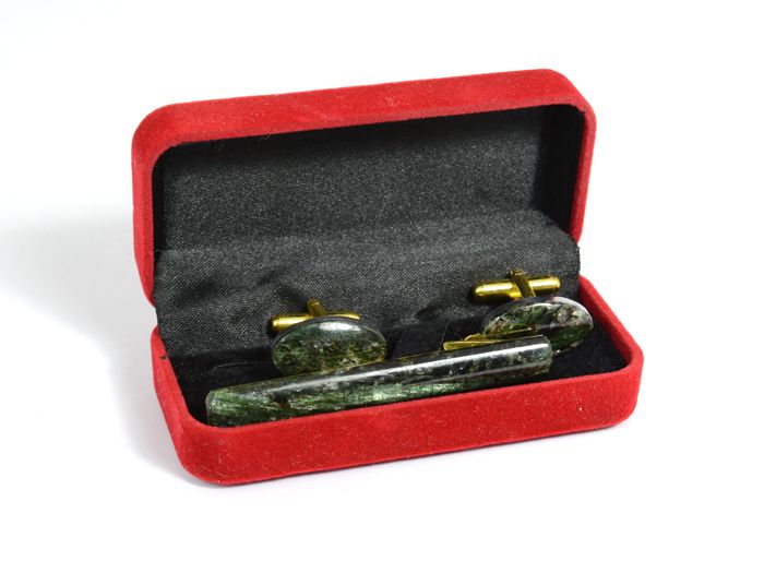 Cufflinks and tie clip made of actinolite, 21*12mm, 61*7mm.